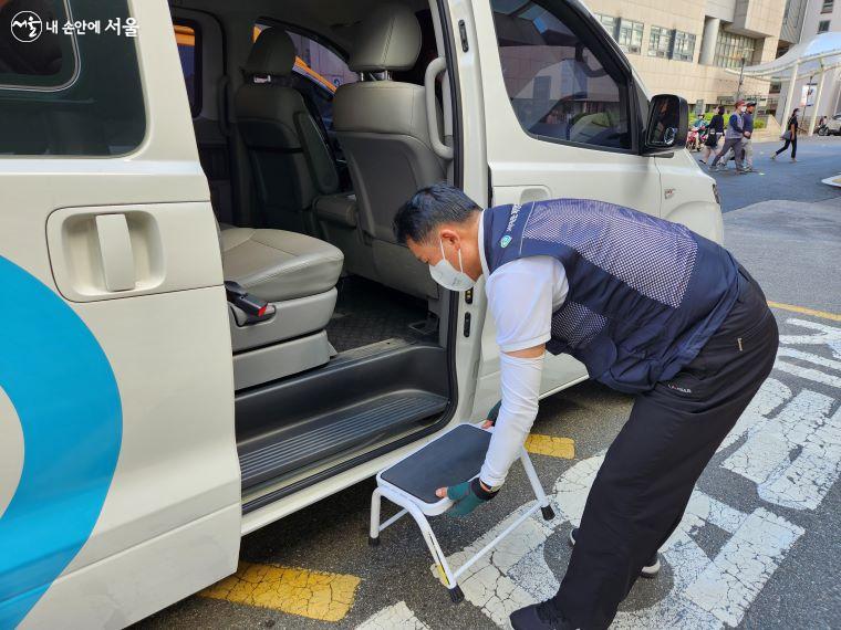 서대문 희망차에 탑승하는 교통약자를 위해 간이계단도 준비해두고 있다. ⓒ윤혜숙