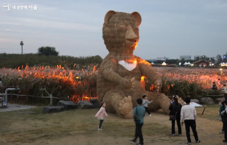 서울억새축제의 마스코트. 억새풀로 만든 반달가슴곰