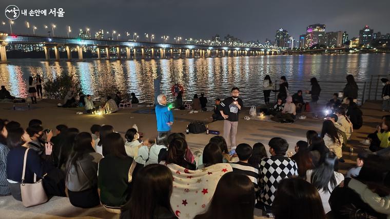 음악공연으로 축제 분위기가 더욱 무르익었다.