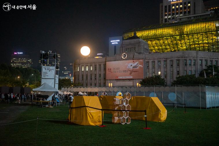 서울거리예술축제는 가을저녁 시민들에게 공연과 축제의 즐거움을 선사하였다. 