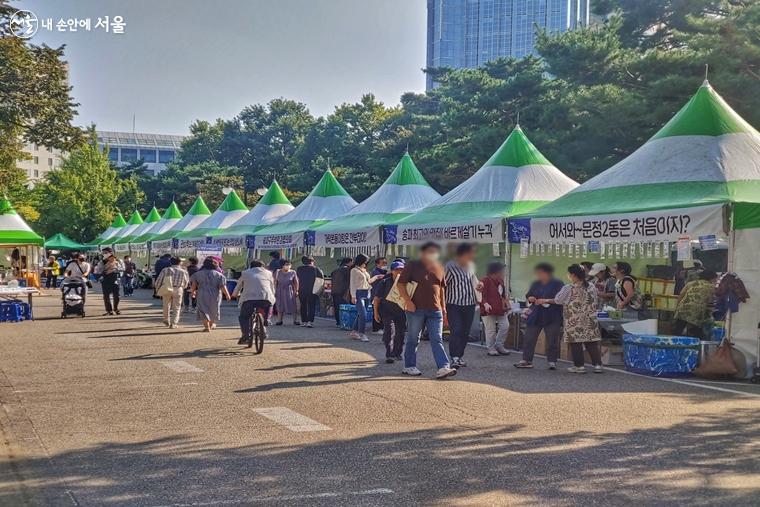 동별로 준비한 떡볶이, 파전, 삼합, 어묵, 부꾸미 등 풍부한 먹거리로 축제에 먹는 즐거움을 더했다. 