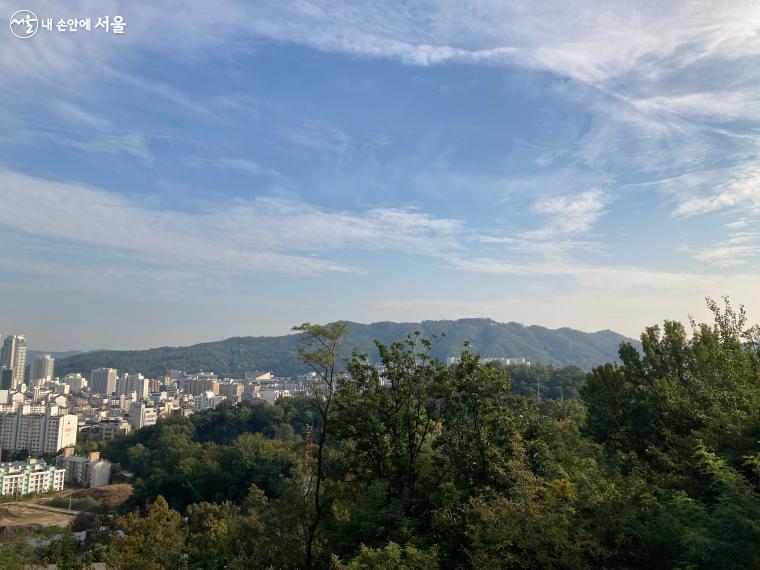 서초구가 한눈에 보이는 서리풀공원 전망대. 땀 흘린 만큼, 기분 좋아지는 곳이다. 