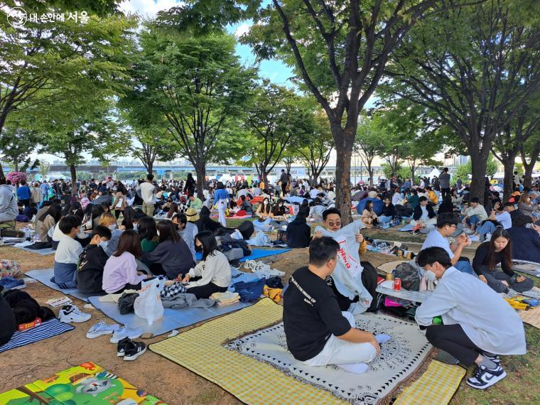 시민들은 아침부터 여의도 행사장에서 자리를 잡고 축제 분위기를 즐겼다.