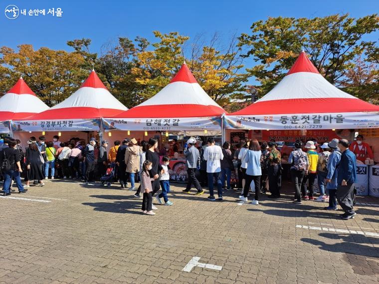 충남 강경과 경남 남해지역에서 출품한 젓갈 코너 