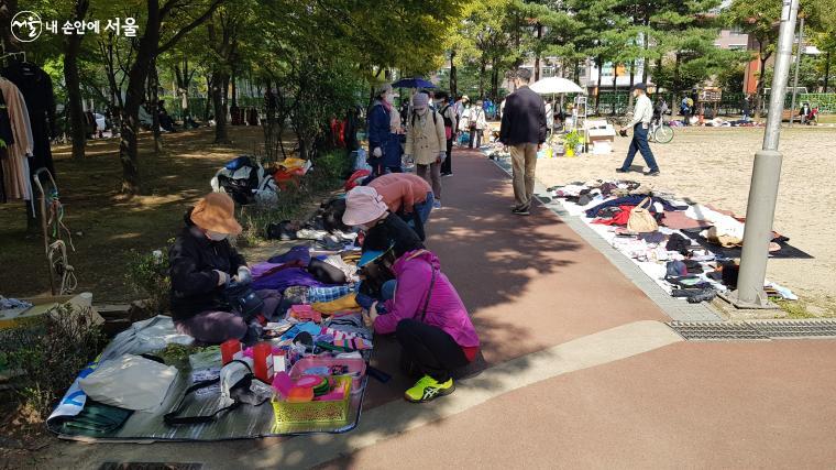 모래밭, 나무그늘 등 공원 곳곳에 좌판이 펼쳐졌다.