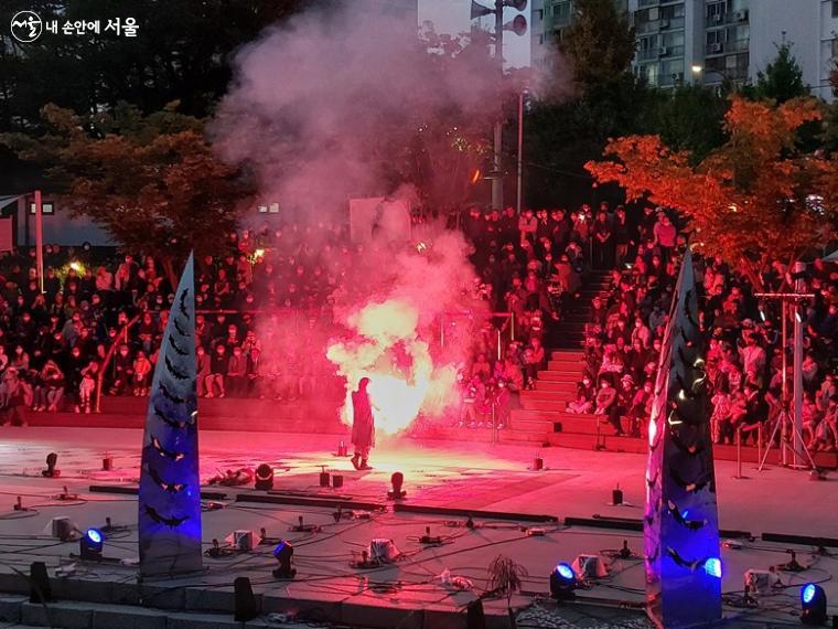 '2022 노원달빛산책' 개막 공연, 많은 시민들이 관람하고 있다. ⓒ김명옥 