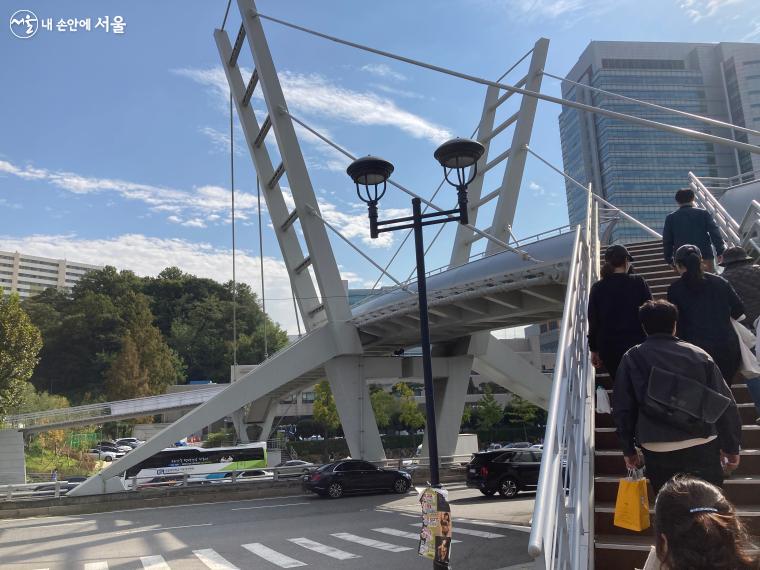 고속터미널역 3번 출구로 나와 '센트럴시티보도육교'를 건너 미도산으로 향한다. 