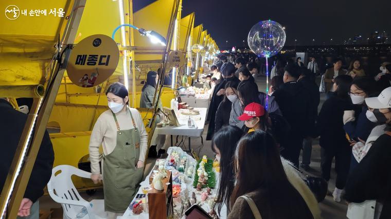 수공예 제품을 선보이는 판매부스들이 즐비하다