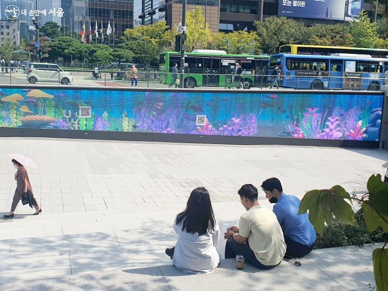 미디어월 맞은편 광장숲으로 오르는 계단은 영상을 즐길 수 있는 공간이자 쉼터로 조성됐다. Ⓒ방금숙