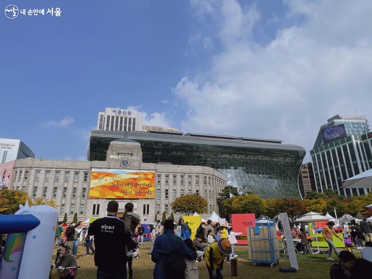 2022 서울세계도시문화축제(SFF)가 10월 22일, 23일 이틀간 서울광장에서 진행되었다. ⓒ 노윤지