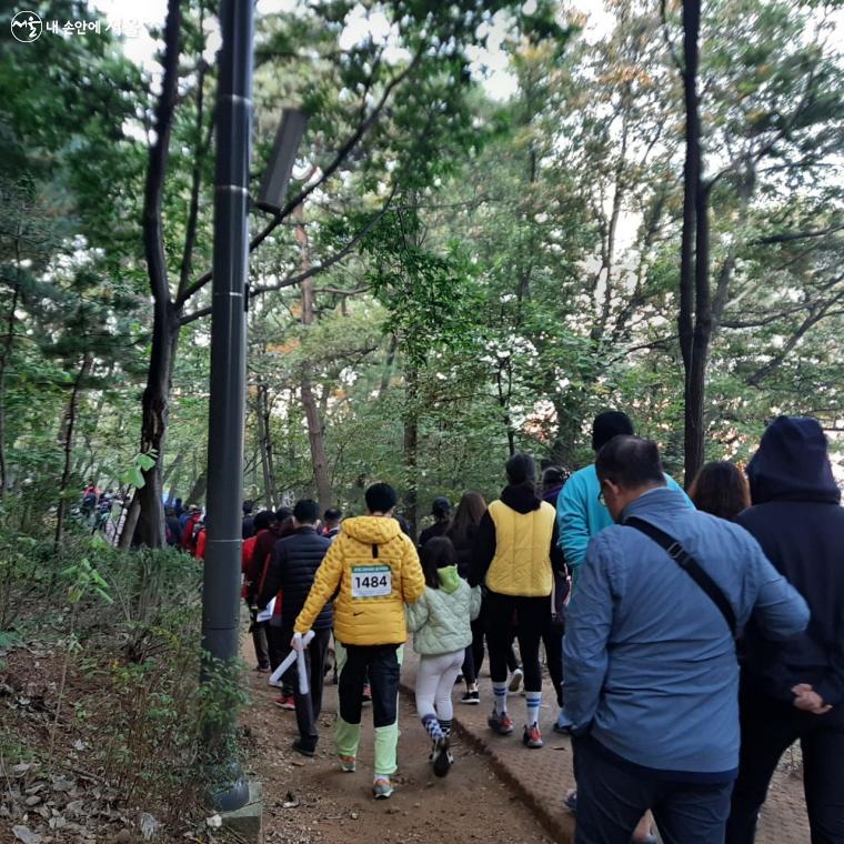 가족들은 함께 손을 잡고 다정히 걸었다.