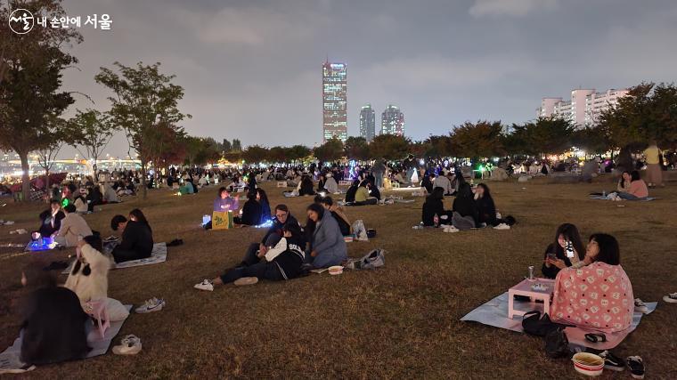 여의도한강공원 잔디밭에서 가을밤을 만끽하는 시민들 