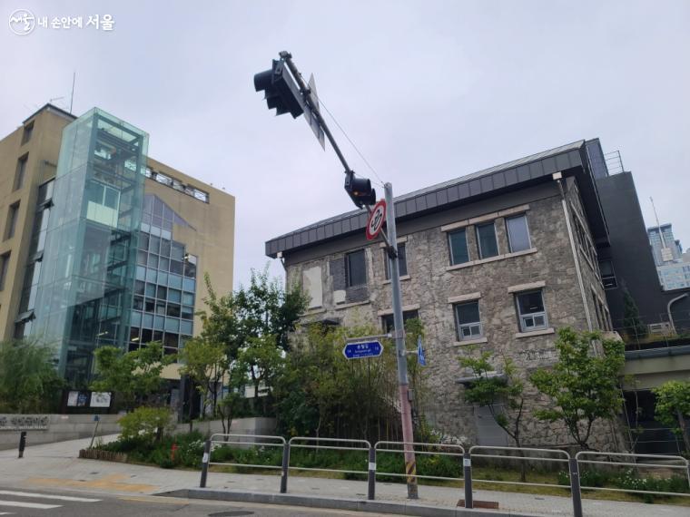 돈의문박물관마을 입구에 있는 예전 유한양행 본사. 현재는 서울도시건축센터로 운영되고 있다. ⓒ이영남