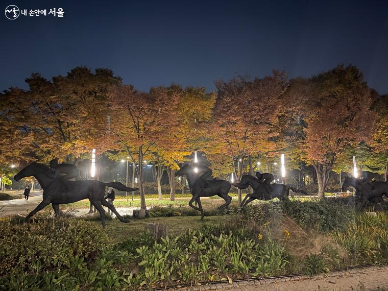 어둠을 가르며 달리는 듯한 말 조형물이 서울숲의 밤에 활기를 더해준다.