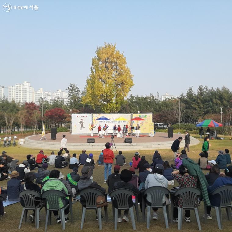 무대에서 열린 공연을 즐기고 있는 시민들