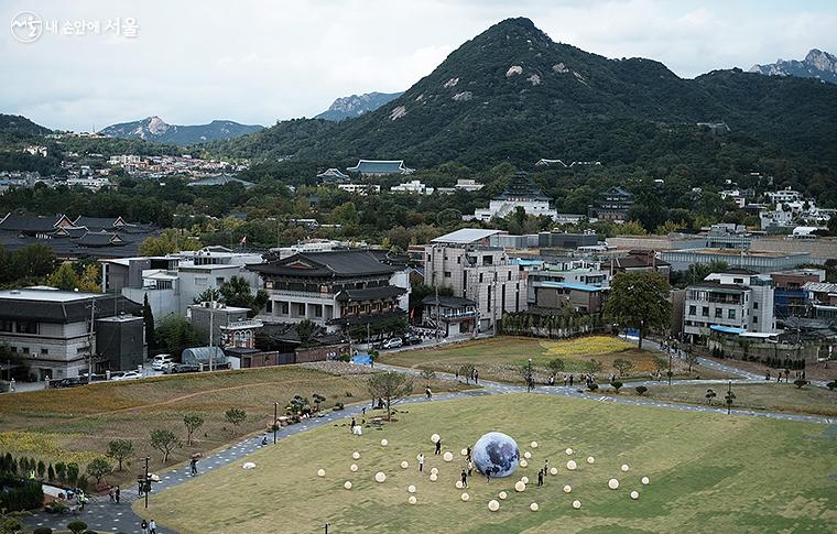 열린송현 녹지광장과 경복궁 뒤에 자리한 청와대·북악산·국립현대미술관 등을 볼 수 있다. ⓒ김아름