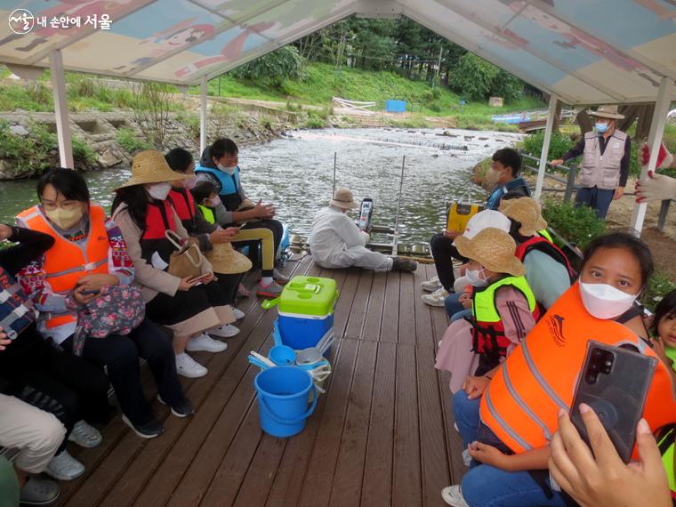 '양재천 천천투어'에서 도심에서 뗏목 타기를 즐기는 시민들