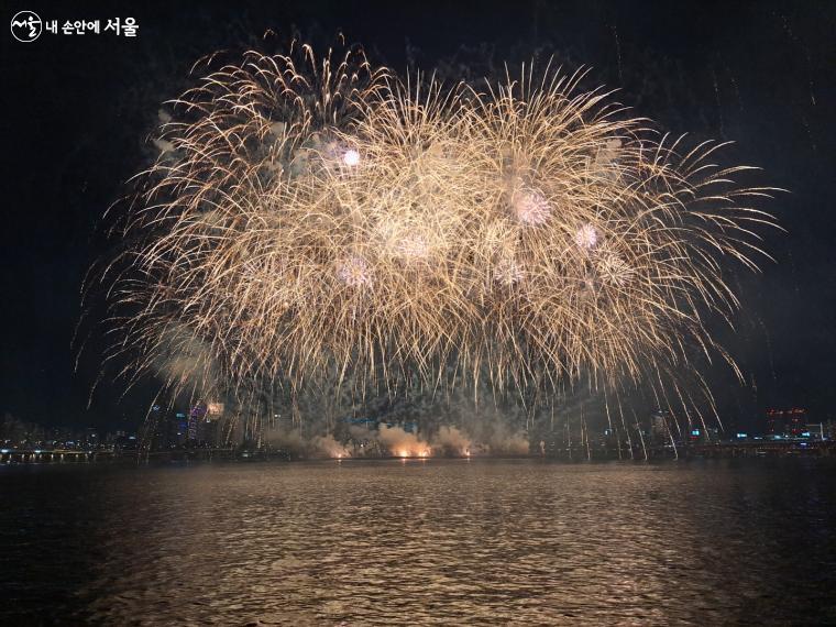 올해 불꽃 축제는 3년 전보다 더 화려하고 풍성한 불꽃을 선보였다.