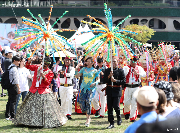 ‘2022 서울세계도시문화축제’가 10월 22일와 23일 서울광장, 무교로 일대에서 열린다.