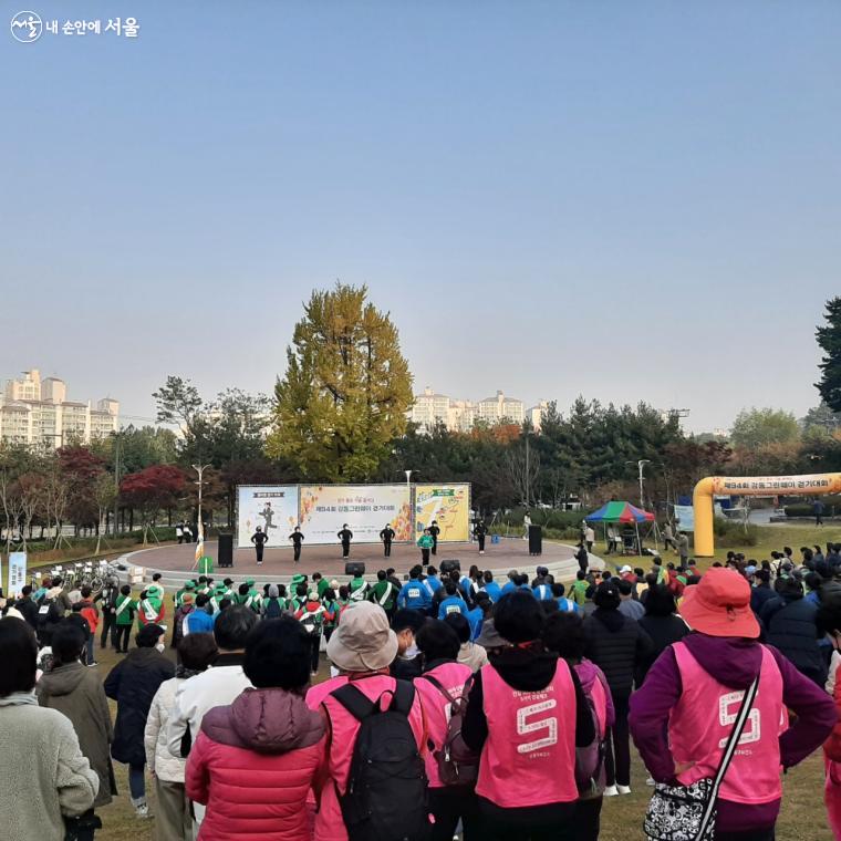 걷기대회 참가자들이 강동건강체조로 준비운동을 하고 있다.