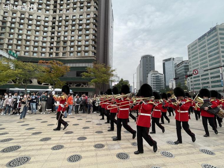 숭례문에서 출발하여 서울광장에 도착한 영국 왕실근위대 군악대 ⓒ이정민