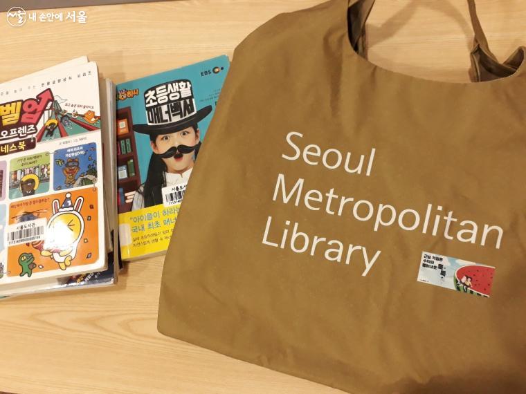도서관 이용자들의 편의를 돕기 위해 만들어진 폐현수막을 활용한 대여 가방