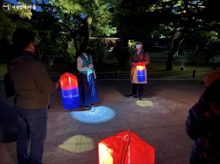 야간관람에 필요한 청사초롱. 관람이 끝날 때까지 어두운 길을 밝히는 역할을 했다.