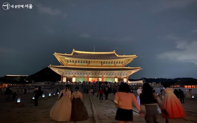 많은 사람들이 경복궁 근정전의 밤 풍경을 찍기 위해 분주히 움직이고 있다.