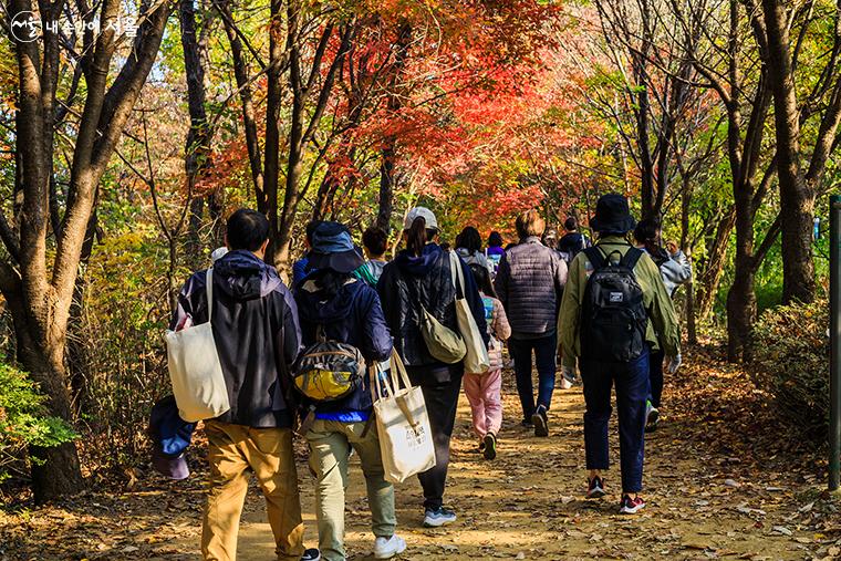 알록달록 아름다운 단풍과 함께 서울트레킹에 참가한 분들의 모습