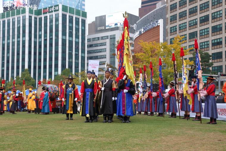 국방부 전통 의장대가 늠름한 자세로 입장하고 있다.