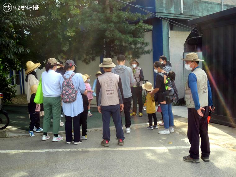 행사 전 전문해설가의 안내 설명을 듣고 있는 시민들 