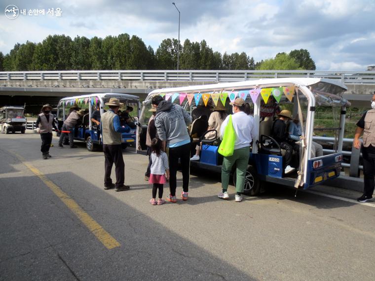 참여 시민들은 서초구에서 제공한 전기셔틀버스를 나누어 타고 행사장으로 향했다.