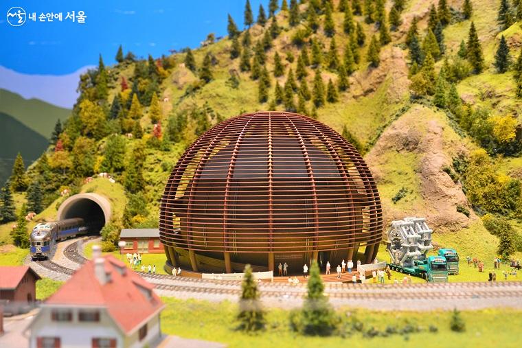 제네바 근교, 스위스-프랑스 국경에 위치한 유럽 연합의 세른(CERN) 입자물리 연구소. 거대한 입자가속기 등 고도의 과학장비를 이용해 실험과 관찰을 진행한다.  