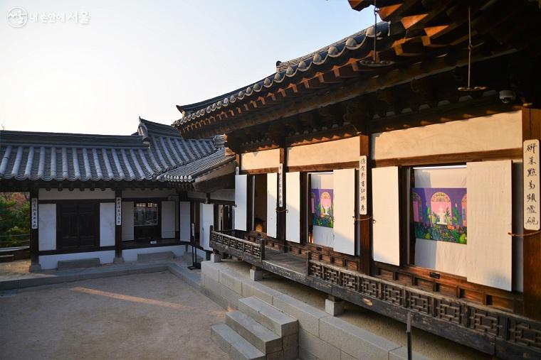 남산골한옥마을 옥인동 윤씨가옥에는 동양적 세계관을 바탕으로 현대적 이상향 낙원 풍경을 표현하고 있는 임보영 작가의 한국화가 전시되었다.