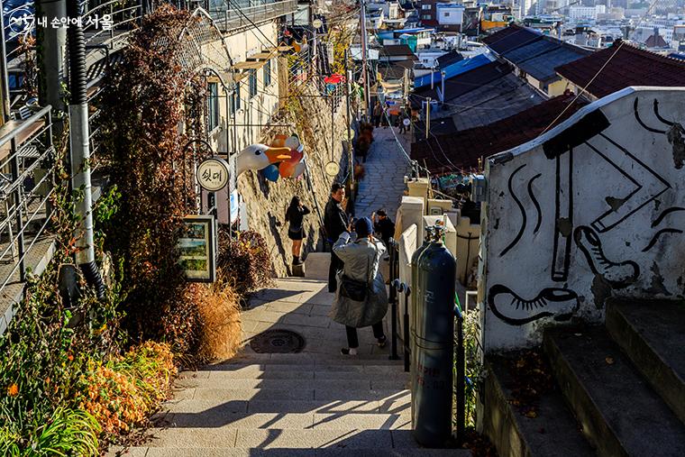 낙산성곽길을 걷다 보면 만나게 되는 이화벽화마을로 오래 전이나 지금이나 시민들로부터 많은 사랑을 받고 있다.