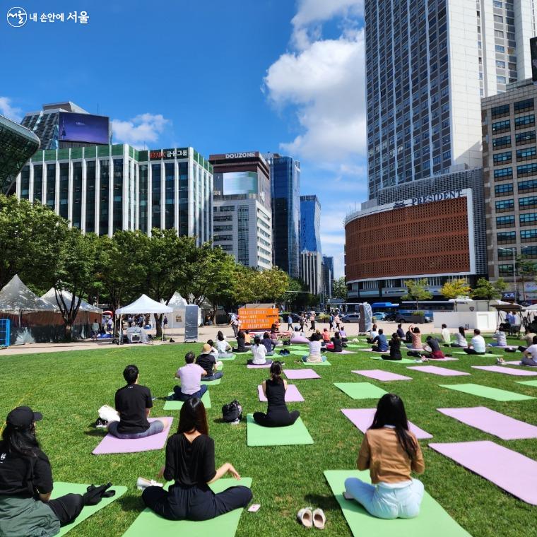 서울광장에서는 점심시간을 이용해 직장인 힐링요가 클래스가 열려 뜨거운 호응을 얻었다.