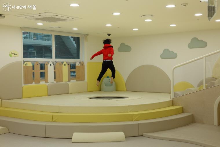 중랑실내놀이터에서 한 어린이가 ‘놀자놀이터’의 미니트램펄린에서 신나게 뛰어오르고 있다.