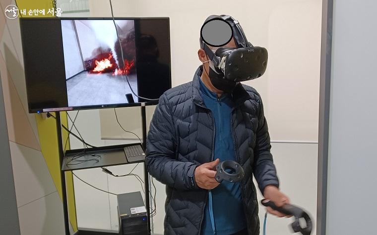 VR 체험장에서 가상 화재 상황을 체험하는 교육생 ⓒ이상돈