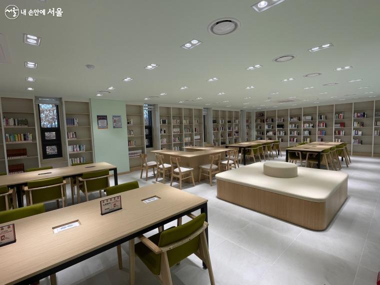 항동푸른도서관 2층 종합자료실