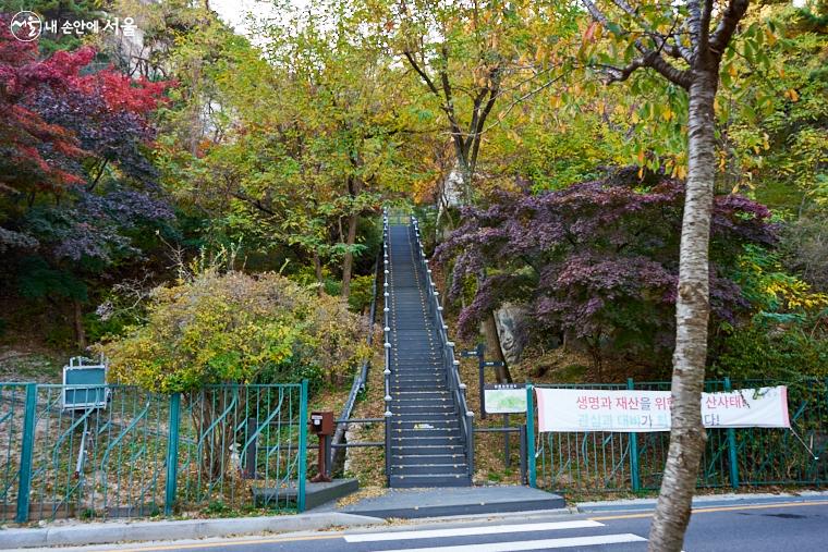 윤동주문학관 버스정류장에서 인왕산 자락길을 따라 10분 정도 걸으면 ‘인왕산 숲속쉼터’로 오를 수 있는 계단이 나타난다 ⓒ이정규