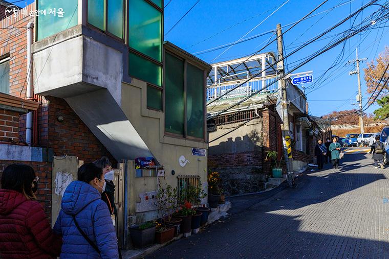 해설사와 함께 낙산성곽길을 걷고 있는 도보해설관광 참가자들 