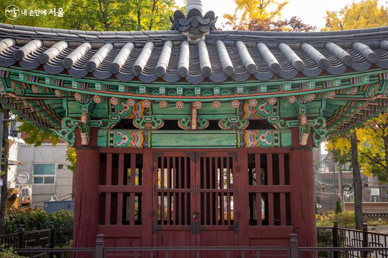 서울문묘 입구에 자리한 탕평각