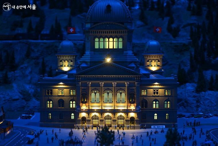스위스 베른 국회의사당, 돔 아래 두 개의 방을 잇는 중앙 홀에는 스위스 역사에 대한 수많은 상징이 묘사되어 있다. 수시로 조명이 바뀌어 밤 분위기를 연출하고 있다. 