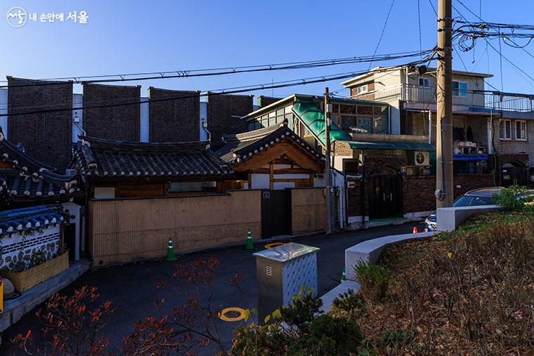 낙산성곽길에 위치한 오래된 건축양식의 집들이 예스러운 모습을 보여주고  있다. 