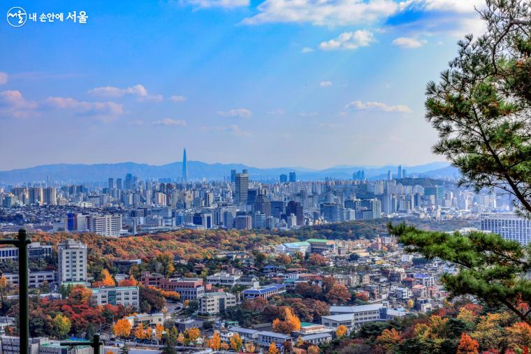 백악정에서 바라본 서울 도심 전경. 그리 높이 올라온 것 같지 않았는데도, 멀리 롯데타워까지 도심 전경이 아름답게 펼쳐져 보인다. 