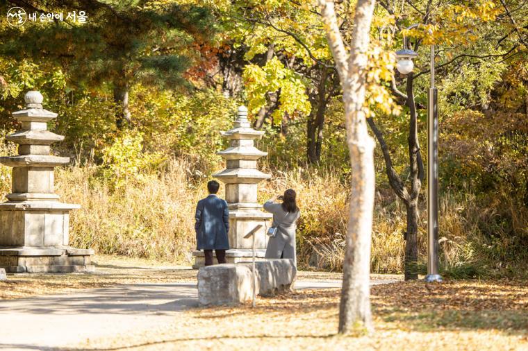 국립중앙박물관에서 용산가족공원으로 향하는 산책로에는 석물로 된 문화재들이 전시되어 있다 ⓒ임중빈