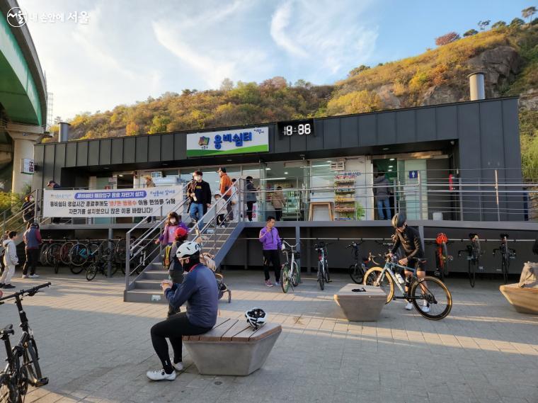 자전거 마니아들이 용비쉼터 앞 의자에서 휴식을 취하고 있다.