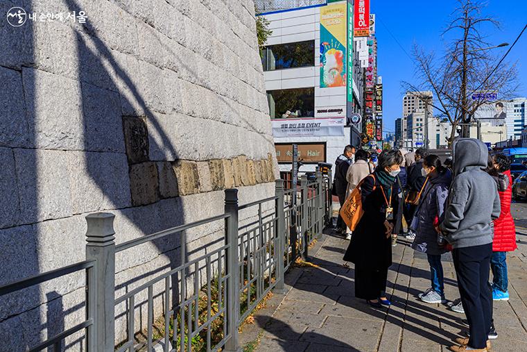 태조, 세종, 숙종, 순조로 왕이 바뀔 때마다 한양도성의 축조가 바뀐 형태에 관해 설명을 듣고 있다.