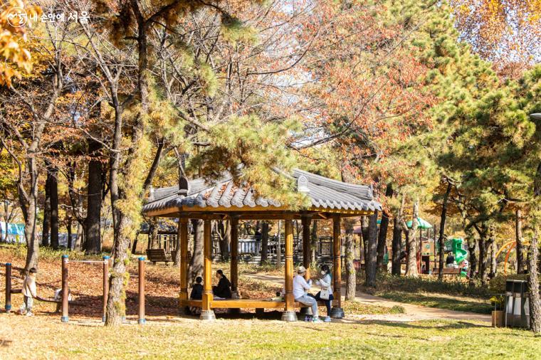 다양한 산책로와 조깅 코스, 휴식 공간을 비롯하여 자연학습장, 태극기광장 등이 조성되어 있다 ⓒ임중빈