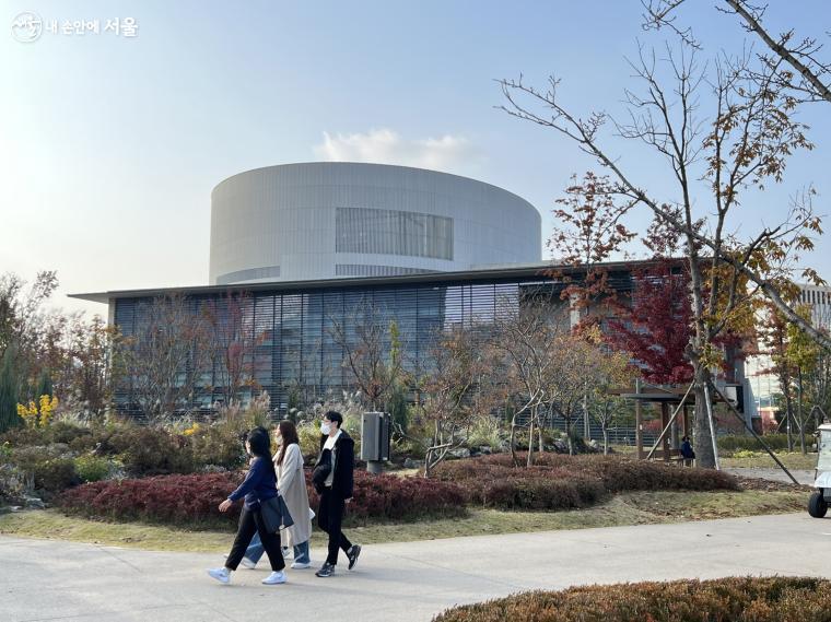 서울식물원과 연결된 LG아트센터. 도보로 10분 내외 거리에 공연장과 식물원이 위치해있다. 